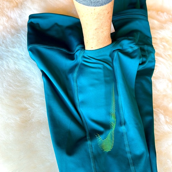 Nike Fast Leggings 
Women's Mid-Rise 7/8 Running Leggings with Pockets Sz XS - Picture 4 of 10